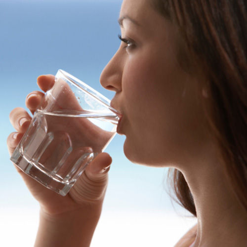 Uống 1 cốc nước trước khi ăn sẽ giúp bạn ăn được ít hơn 